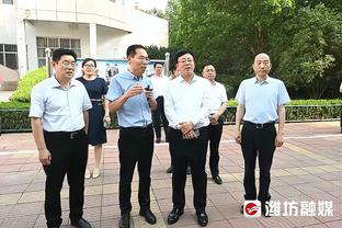 船记：哈登给球队每位客场随行工作人员送了一双哈登8战靴